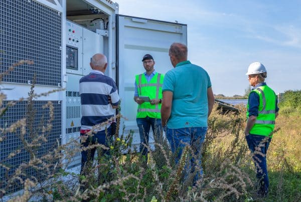 vier mannen bezig met aanleg zonnepark