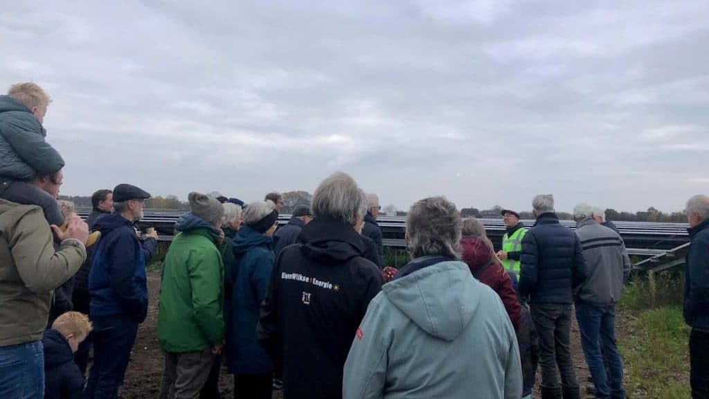 people looking at the zonnepark Wijkerbroek