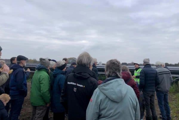 people looking at the zonnepark Wijkerbroek